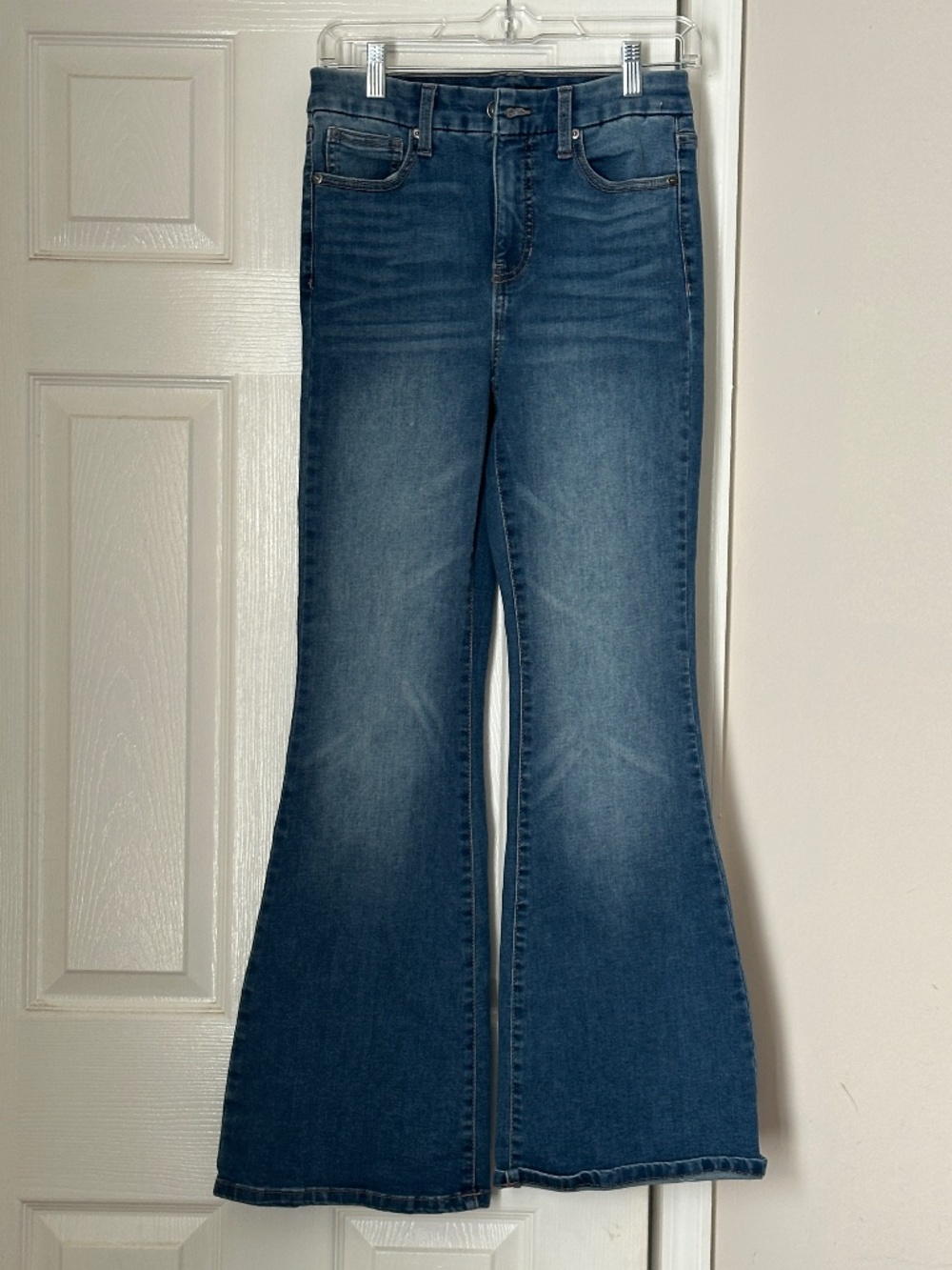 BCBGeneration Juniors High Rise Curvy Flare Medium Wash Jean Size 7/28 Cotton
